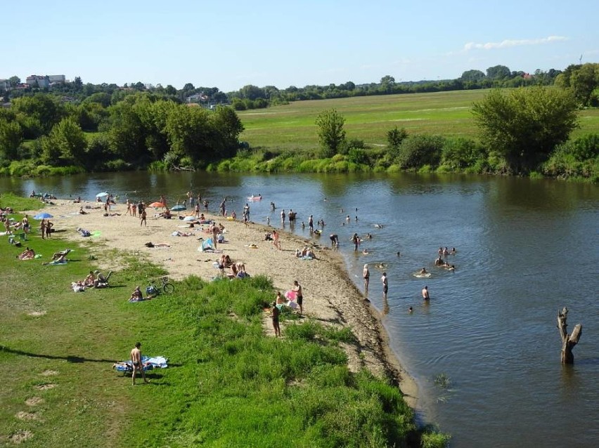 Łomża. Wakacje na plaży. Patrole ratowników nad rzeką Narwią