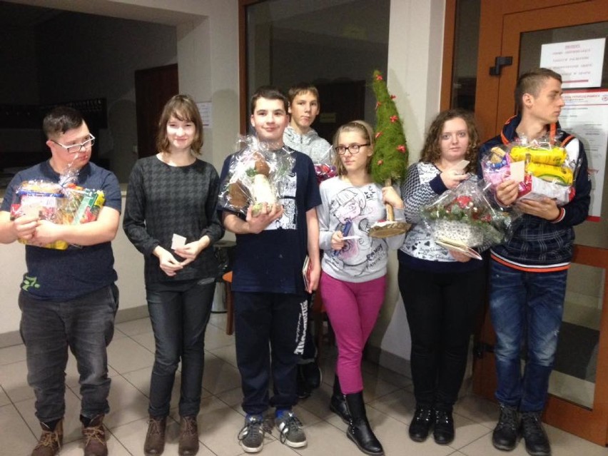 Uczniowie ZSS w Żorach odwiedzili z prezentami hospicjum