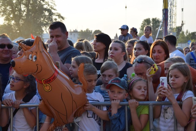 Święto Solan 2018. Ale się wtedy działo... na koncerty przychodziły tłumy. Nie trzeba było dbać o dystans. Mieszkańcy i goście bawili się obok siebie do późnych godzin nocnych. Jedną z gwiazd tamtego Święta Solan był Sławomir.  Kliknij w zdjęcie i przejdź do galerii. To było już trzy lata temu. Zobacz, jak zmienili się znajomi, których pewnie znajdziesz na tych zdjęciach>>>>>>