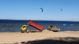 Plaża w Pucku: rozpoczęły się przygotowania do sezonu, a na wodzie kitesurfing kwitnie | ZDJĘCIA, WIDEO