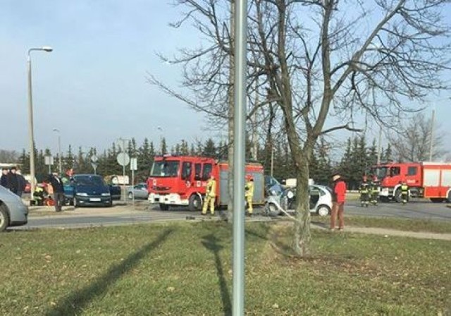 Wciąż jeszcze utrudniony może być przejazd przez rondo Czadcy w Toruniu po zderzeniu dwóch samochodów osobowych. Około godziny 12.30 „Citroen C3” jadący ulicą Legionów w kierunku centrum miasta nie udzielił pierwszeństwa znajdującemu się na rondzie samochodowi „Renault Espace”, który zmierzał od strony Wielkiego Rowu w kierunku ulicy Długiej. Dwie osoby podróżujące citroenem trafiły do szpitala. 

Aktualne informacje o wypadkach i utrudnieniach znajdziesz >>>>TUTAJ