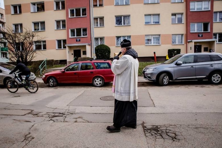 Wałbrzyski ksiądz za pieniądze na konfesjonały, skupi kombinezony... lakiernicze dla szpitali!