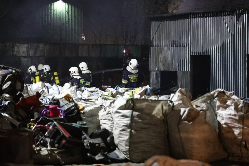 Pożar śmieci na terenie firmy Juko w Piotrkowie. Paliły się tworzywa sztuczne