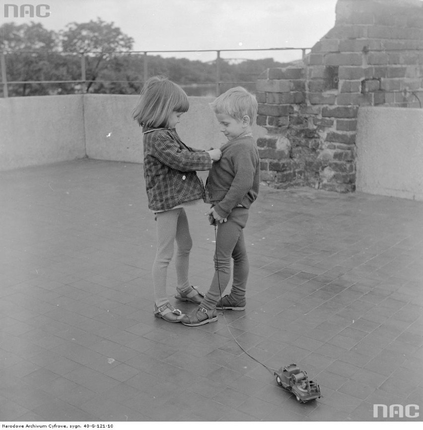 1975-06-02. Dziewczynka i chłopiec z zabawką - samochodem...