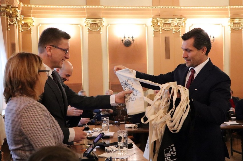 Dzień bez Opakowań Foliowych w Kaliszu. Prezydent rozdawał ekologiczne torby ZDJĘCIA