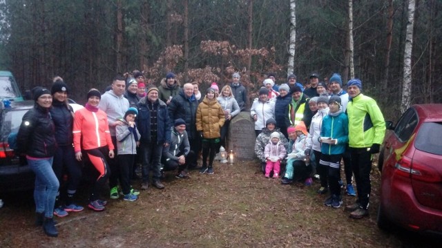 Jak co roku, w połowie grudnia w Sławnie pod Strzelcami Krajeńskimi odbyło się spotkanie biegowe ku pamięci Mieczysława Ksokowskiego. 

W sobotę (15 grudnia) pojawili się jego dawni przyjaciele, zawodnicy, bliscy, a także ci, którzy Ksokowskiego nie znali, ale sporo o nim wiedzą i uprawiają biegi. 

Większość ludzi na spotkanie przybiegła ze Strzelec Krajeńskich, a część przyszła. Uczestnicy wspominali trenera i stare lekkoatletyczne czasy.

W przyszłym roku mija 20 lat od tragicznej śmierci 47-letniego wówczas trenera strzeleckiej sekcji Lubusza Słubice, a także kadry Polski średniodystansowców, wychowawcy m.in. Pawła Czapiewskiego, naszego mistrza biegów średnich. 



Zobacz też: Świebodzin. II Rodzinny Bieg Mikołajkowy
