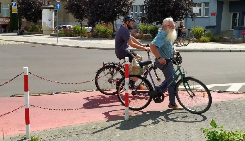 Nieduży murek kością niezgody pomiędzy rowerzystami a pieszymi. Dzieje się to przy przejeździe kolejowym na Słowiańskiej w Lesznie