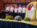 Uczniowie ze Szkoły Podstawowej w Szynkielowie dla świętego Jana Pawła II [FOTO]