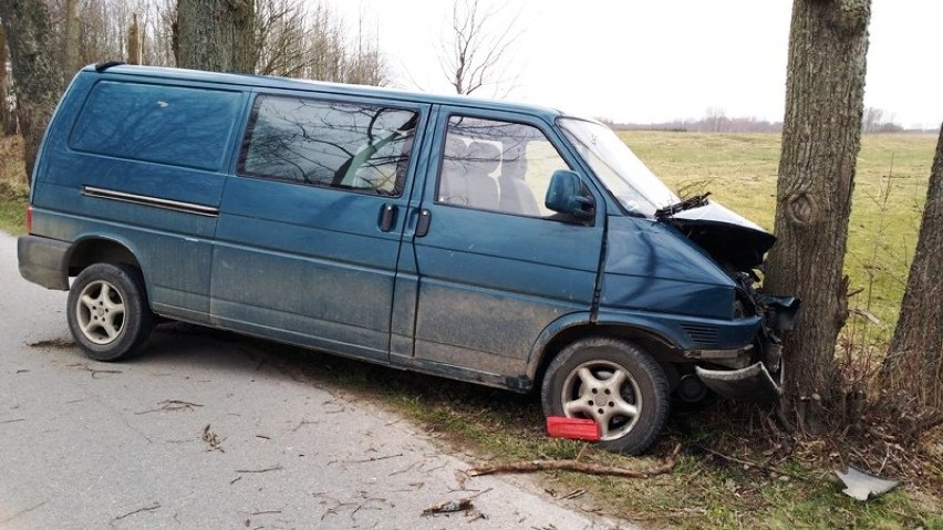 Wypadek koło Pieniężna. Dostawczy volkswagenem uderzył w...