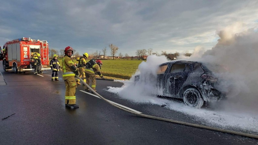Samochód całkowicie spłonął