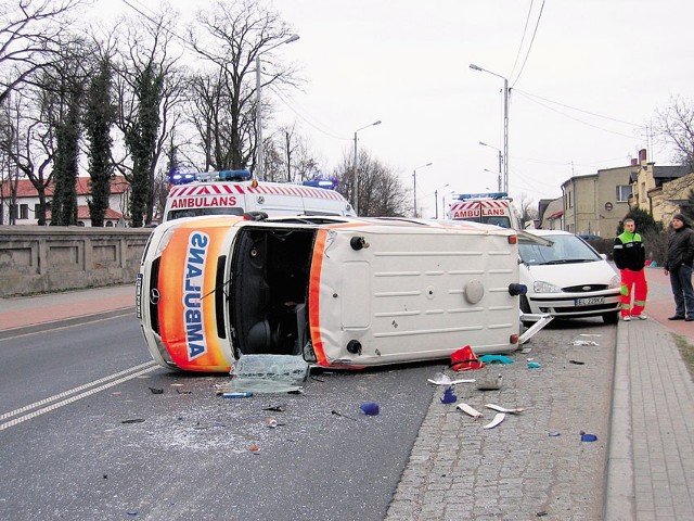 Po zderzeniu ambulans przekoziołkował i zatrzymał się na lewym boku.