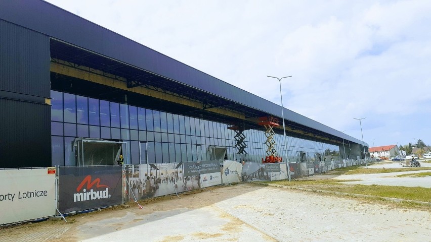 Budują terminal na radomskim lotnisku. Kończy się już układanie elewacji.  To ma być najnowocześniejszy terminal w Polsce - zobacz zdjęcia | Radom  Nasze Miasto