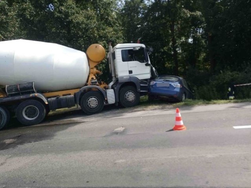 Wypadek w Rudce. 27-latka uderzyła w ciężarówkę 