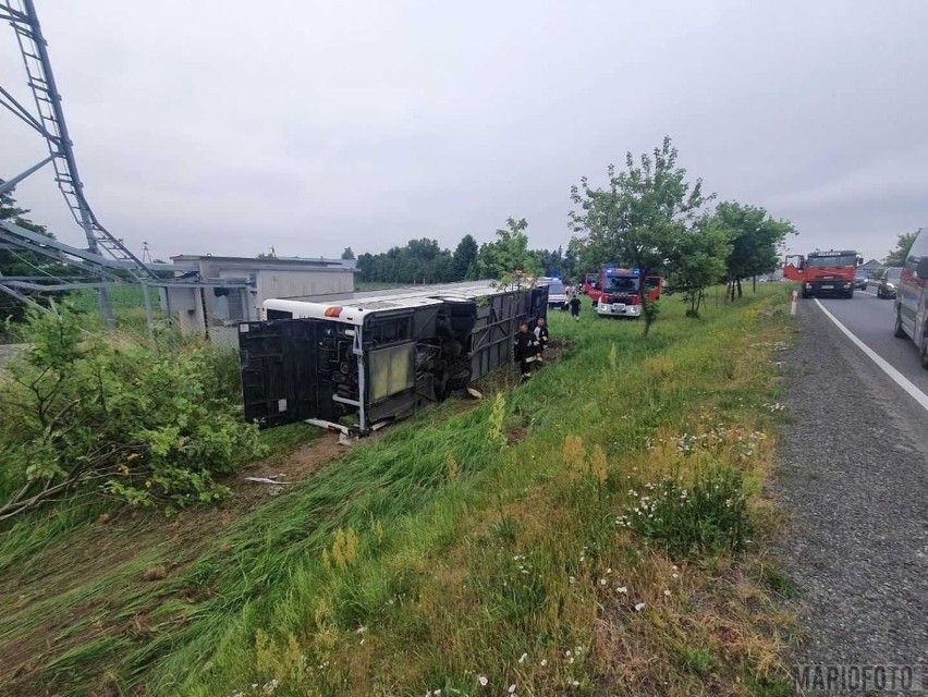 Wypadek autokaru w Jełowej. Rannych jest siedem osób.