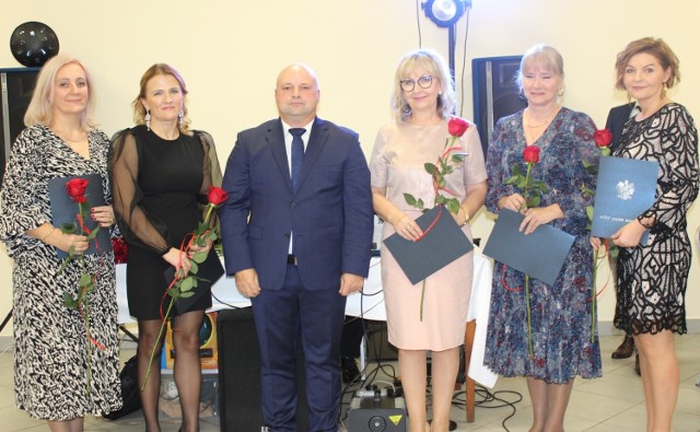 Wójt gminy Rogowo Zbigniew Zgórzyński wręczył listy gratulacyjne pięciu nauczycielkom