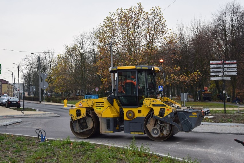 Ulica Krakowskie Przedmieście w Wieluniu wkrótce będzie przejezdna. Trwa asfaltowanie drogi ZDJĘCIA