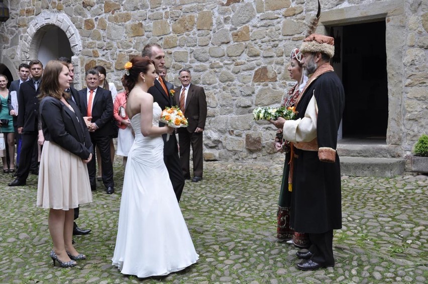 Anna i Daniel pobrali się w nietypowym miejscu, bo na zamku muzeum w Dębnie
