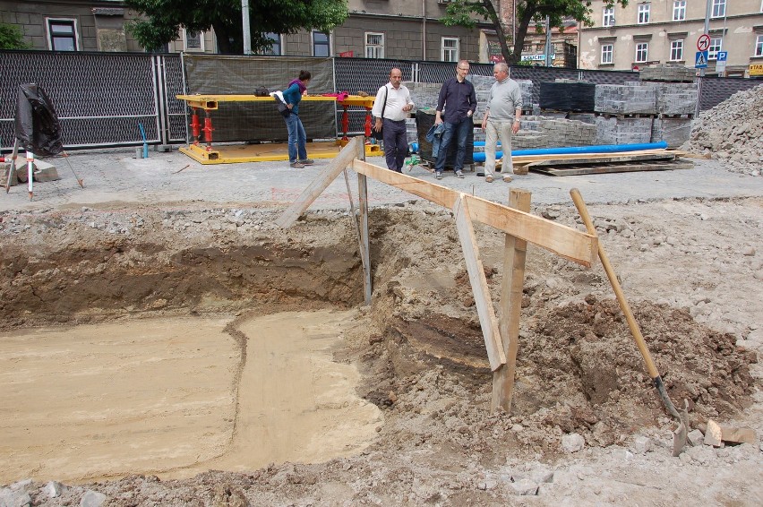 Pierwotnie planowano pochować je w grobie na nekropolii w...