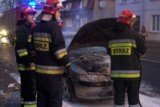 Pożar samochodu na ul. Częstochowskiej w Kaliszu. Kierowca i pasażerowie nie ucierpieli [FOTO]