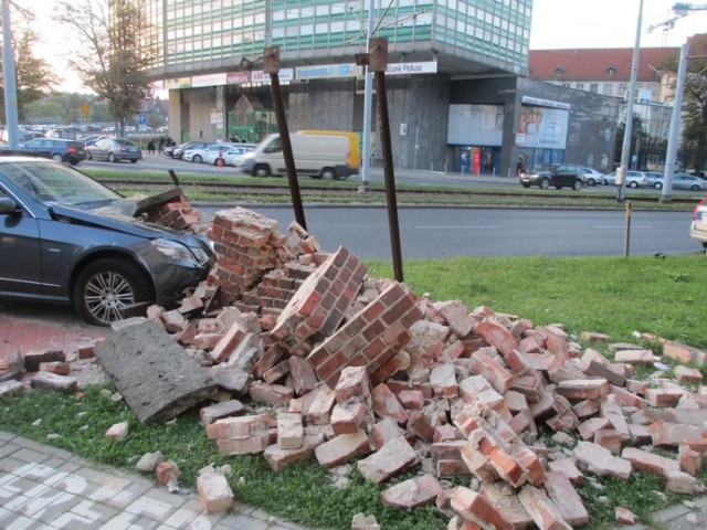 Kierowca mercedesa zburzył zabytkowy mur Stoczni Gdańskiej