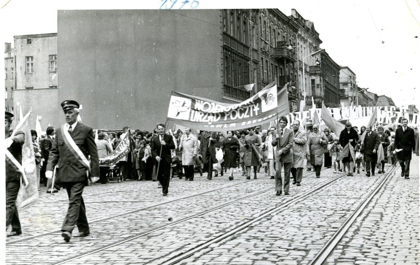 Rok 1976. Na pewno majowy pochód. Przez torowisko...