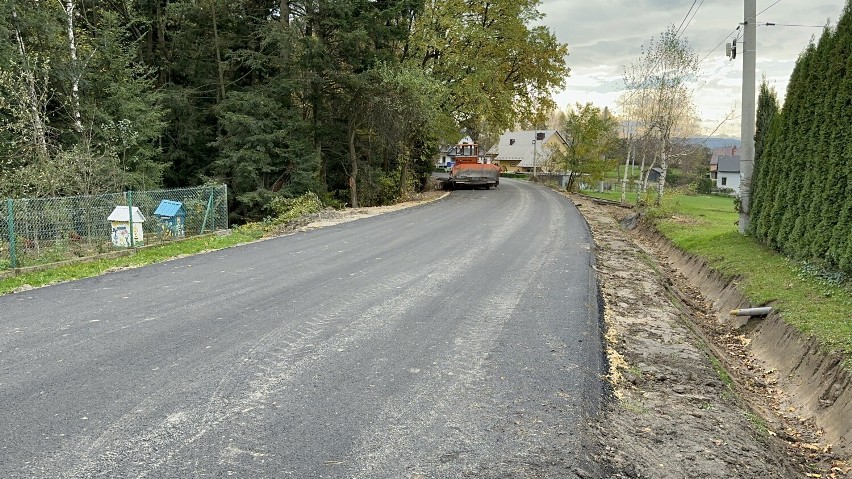 W Nieprześni, Zawadzie i Nieszkowicach Wielkich nowy asfalt, dobiega końca remont za 12,1 mln zł. Wideo