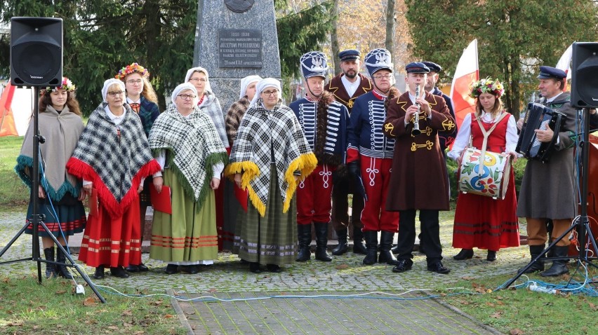 Święto Niepodległości w gminie Filipów. Były hymn, kwiaty i występy [Zdjęcia]