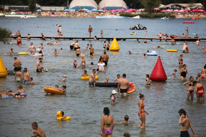 Kryspinów. Popularne kąpielisko oblegane. Nad Zalewem na Piaskach wypoczywają tłumy spragnionych słońca i ochłody [ZDJĘCIA]