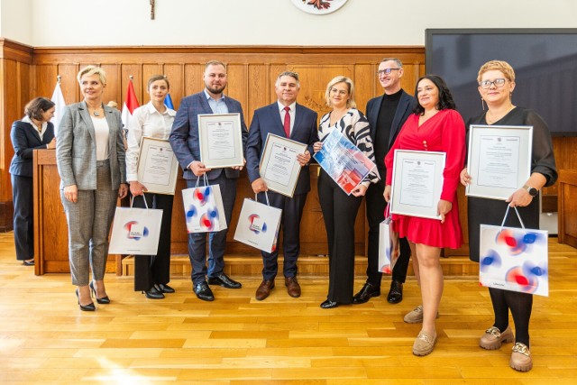 Nagrody Zarządu Województwa dla terapeutów zajęciowych pracujących w Środowiskowym Domu Samopomocy w Barcinie.