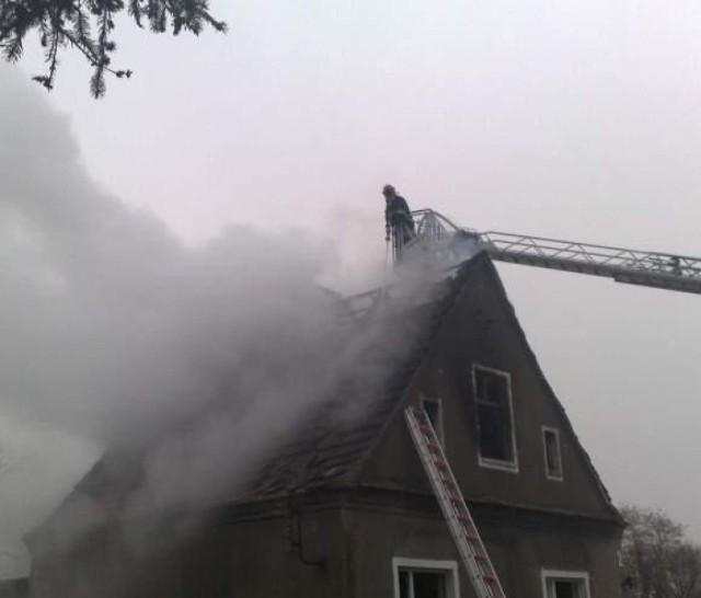 Strażacy ugasili ogień, ale dachu nie dało się uratować.