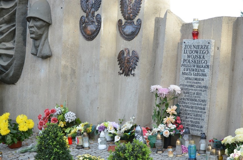 Zaduszki na głogowskim cmentarzu przy ulicy Legnickiej (ZDJĘCIA)