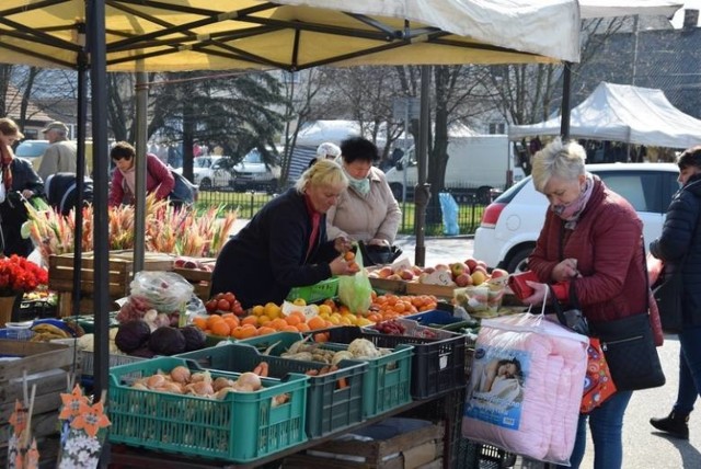 Od początku 2020 roku wszyscy mówią o podwyżkach cen żywności lub produktów alkoholowych związanych czy to z inflacją, czy ze wzrostem akcyzy. A ile płaciliśmy za chleb, makaron, owoce i warzywa 10 i 20 lat temu? Postanowiliśmy sprawdzić średnie ceny żywności, a także wódki i papierosów na przełomie lat i porównać do cen obecnych. Czy wszystko idzie do góry? Które dobra tanieją?Zobaczcie >>>