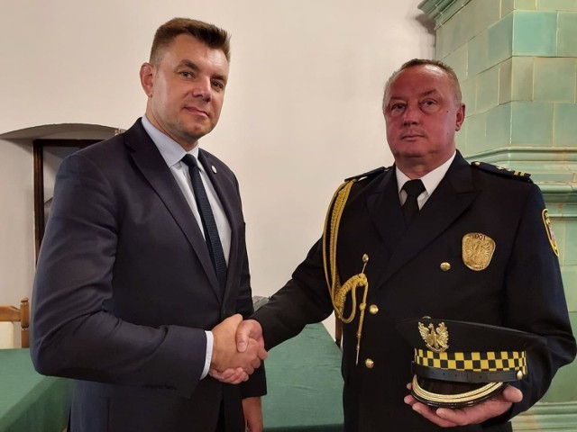 Od lewej: Marcin Marzec burmistrz Sandomierza gratuluje nowemu komendantowi Straży Miejskiej.