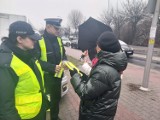 Policjanci z Bełchatowa rozdawali kamizelki odblaskowe