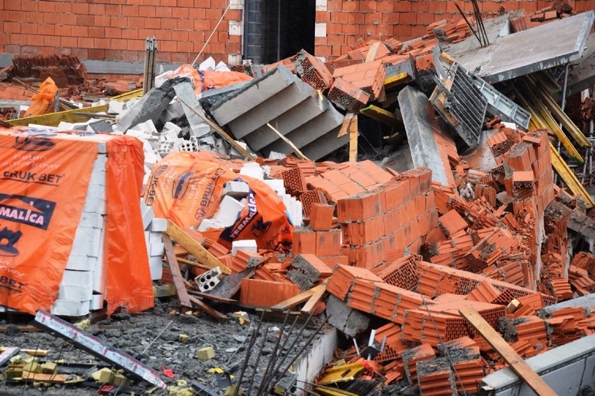 Strażacy z Jastrzębia pomagają w akcji przy zawalonym bloku...