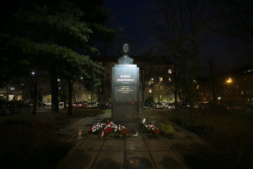 Pomnik Gabriela Narutowicza nie daje spać mieszkańcom Ochoty. Oświetlenie monumentu przeszkadza w nocy