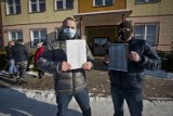Protest rodziców przed szkołą w Bukowie koło Polanowa. Sprzeciwiają się redukcji klas [ZDJĘCIA]