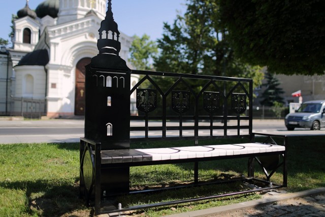 W Piotrkowie pojawiły się "ławeczki 800-lecia". Jedna z nich stanęła w parku Jana Pawła II