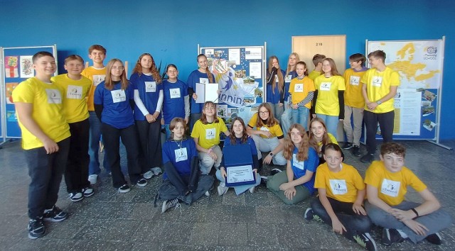 Uczniowie kl. VII c Szkoły Podstawowej nr 11 w Inowrocławiu w koszulkach z logo programu eTwinning