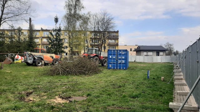 Parking powstajew przy ul. Polnej, niedaleko policji i przychodni