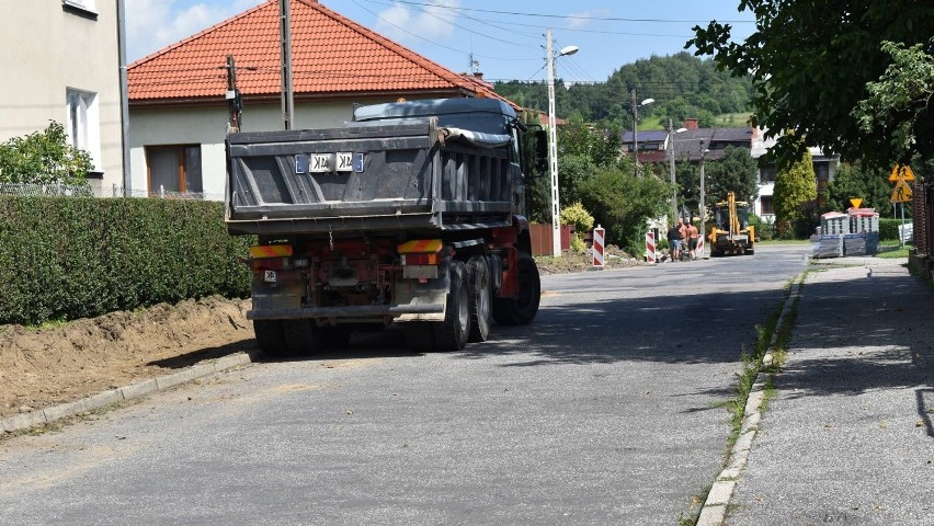 Nowy Sącz. Miasto buduje chodnik, a mieszkańcy go nie chcą: „Nie kosztem pasa zieleni” 