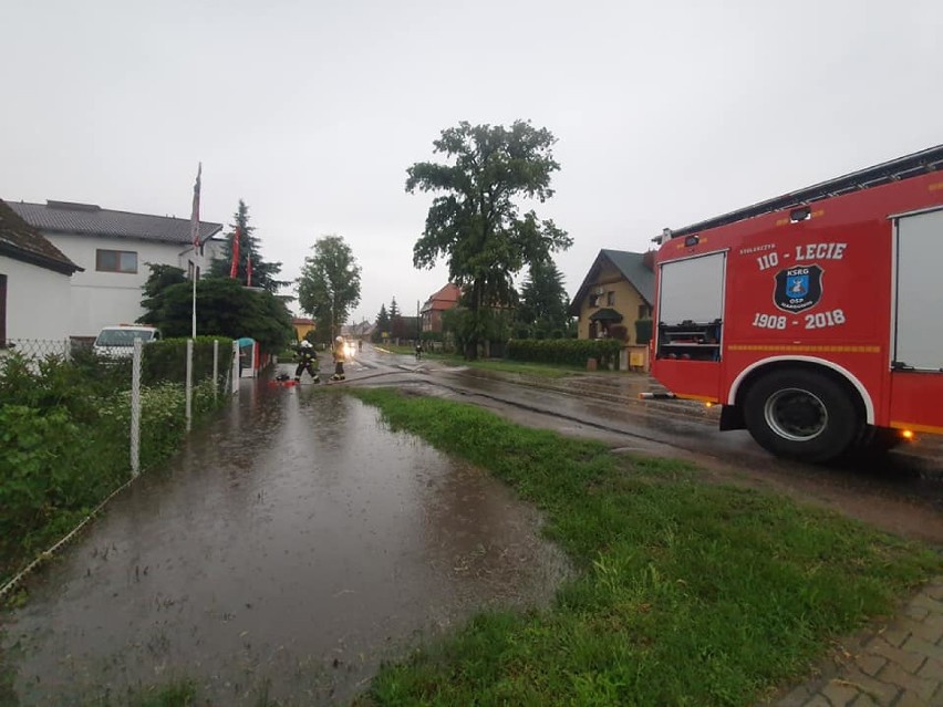 Powiat chodzieski: Burza podtopiła gospodarstwo i zalała ulicę. W Pile - wielka powódź [ZDJĘCIA]