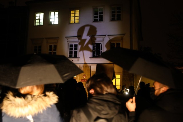 Strajk Kobiet w Krakowie na ul. Szerokiej. "Jesteśmy solidarni z osobami, które w środowy wieczór biła i gazowała policja w Warszawie. Kraków Warszawa wspólna sprawa!".