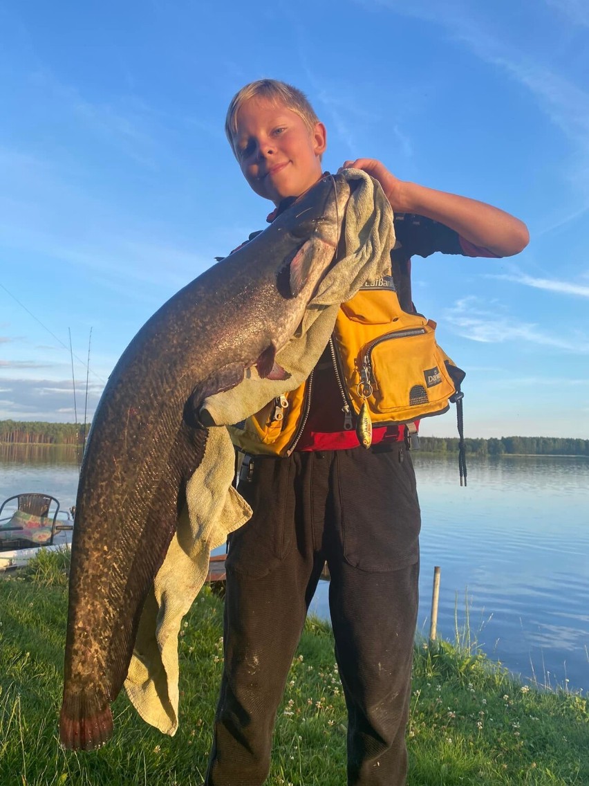 12-latek złowił rybę ważącą 20 kilogramów. Jest większa od niego ZDJĘCIA