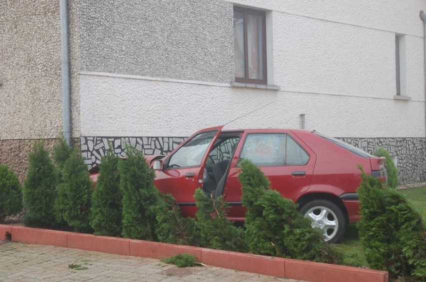 Wypadek w Nowej Wsi Zbąskiej. Wjechał w dom i uciekł