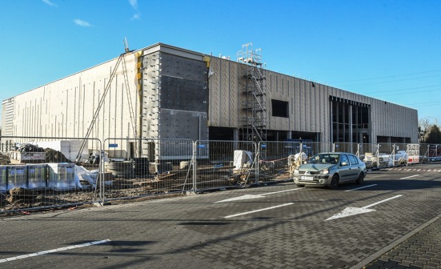 Siec Auchan "ustąpiła miejsca" na swoim parkingu, gdzie rośnie teraz salon Agata Meble.