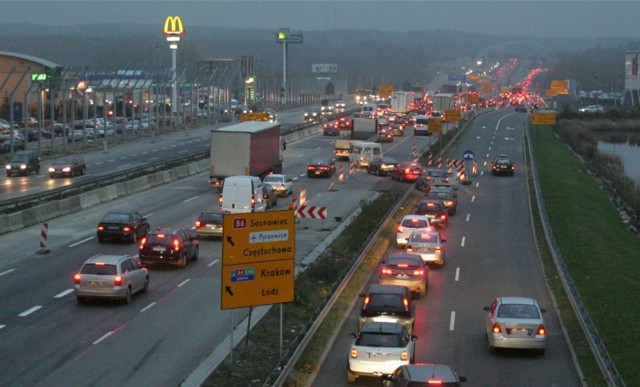 8. kwietnia na autostradzie A4 Katowice-Kraków rozpoczną się prace remontowe w ramach ostatniego etapu wymiany nawierzchni. Nową nawierzchnię zyska fragment pomiędzy węzłami Murckowska i Brzęczkowice.