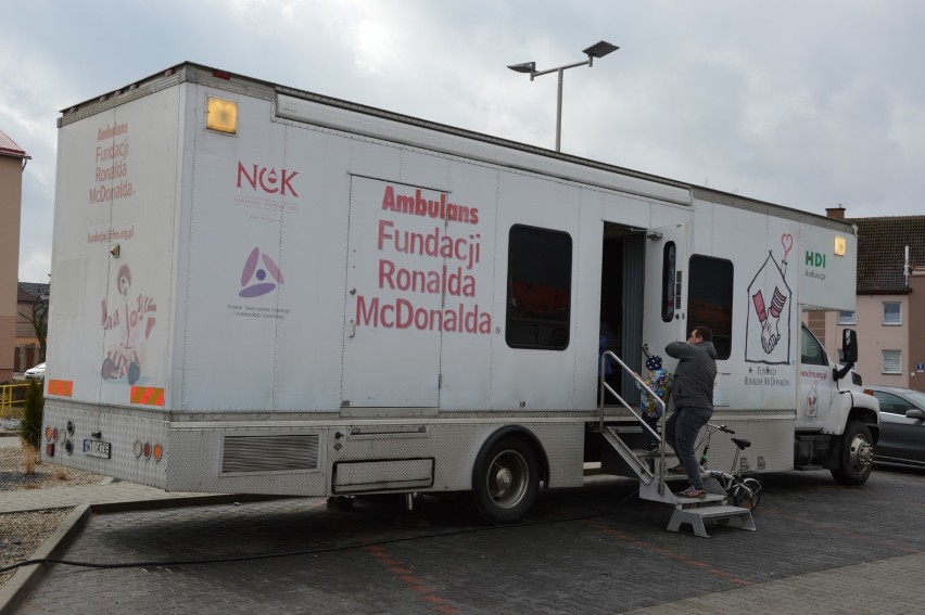 W ambulansie Fundacji Ronalda McDonalda przebadano w Lęborku ok. 130 dzieci.