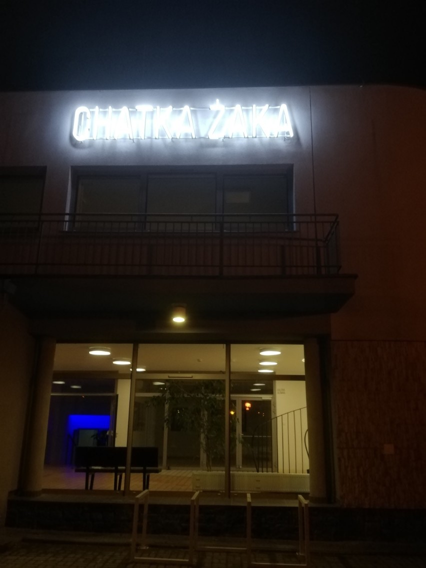 Nowy neon zagościł na fasadzie "Chatki Żaka"  Zapytaliśmy co sądzą o nim mieszkańcy Lublina