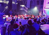Koncert w Rząśni. Orkiestra z wokalistami czarowała publiczność [FOTO]